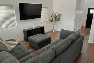 3 Bedroom - Living Room - 725 Linden