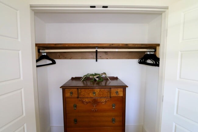 Building Photo - NEWLY Designed & Furnished Modern Farmhous...
