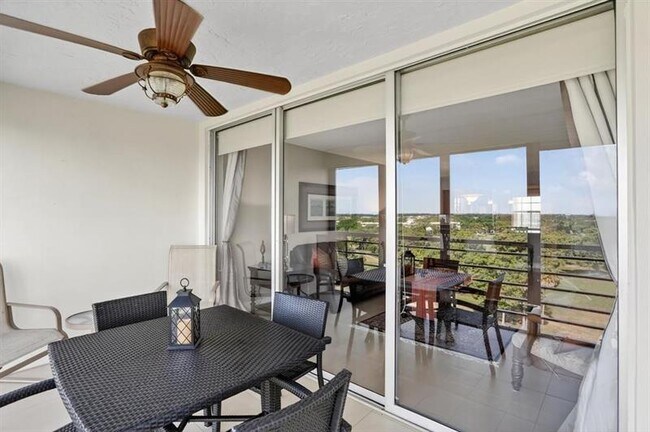 Building Photo - 605 Oaks Dr