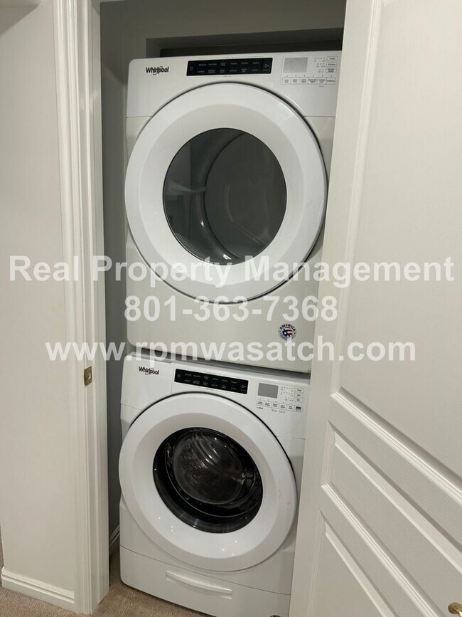 Building Photo - Don't miss out on this gorgeous and spacious basement apartment. It will go fast!!