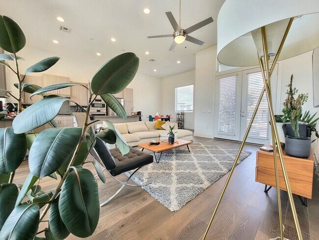 Building Photo - Spacious & Modern 3BR 2.5/BA Home with Lar...