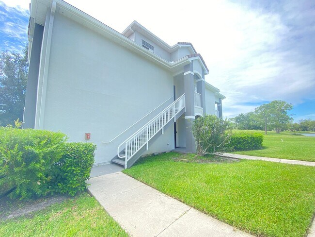Building Photo - Second Floor Apartment with Balcony View! ...