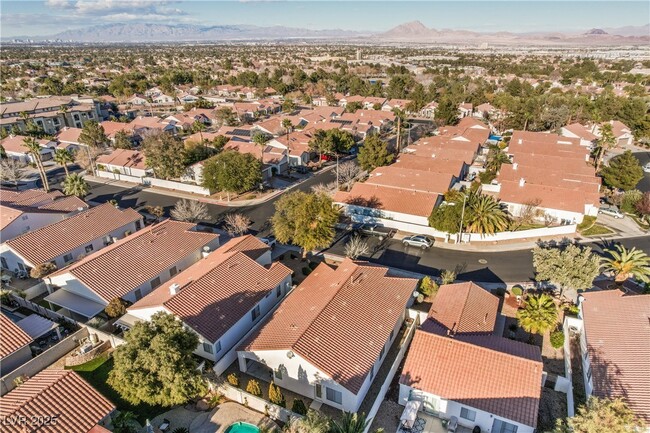 Building Photo - 1851 Vista Pointe Ave