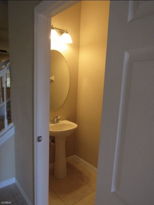 Building Photo - 644 Venice Place