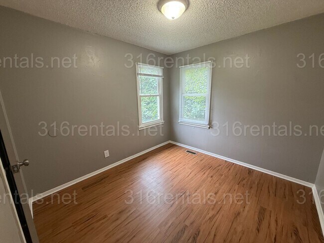 Building Photo - $1050 - 3 bedroom / 1 bathroom - Single Fa...