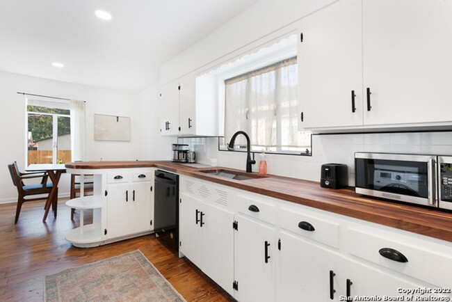 Building Photo - ~~COZY 3BD/2BA HOME! HIGHLANDS HIGH SCHOOL!!~~