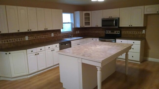 Building Photo - 831 Devon Dr
