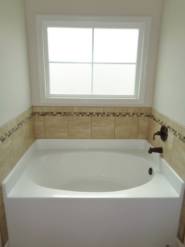 Building Photo - Spacious 4BR Home with Open Split Floor Plan, Granite Kitchen & Fenced Yard