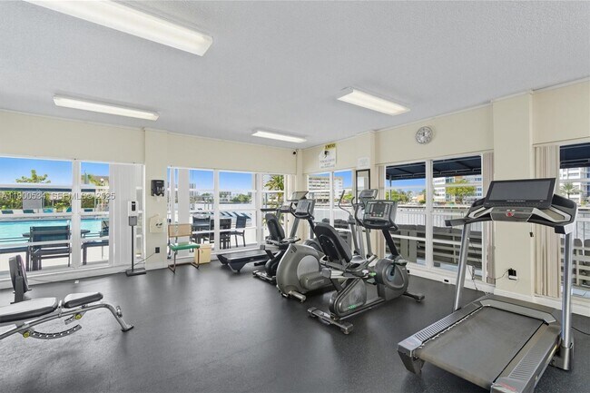 Building Photo - 1833 S Ocean Dr