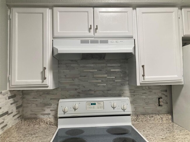 Building Photo - 12500 Sandpiper Dr