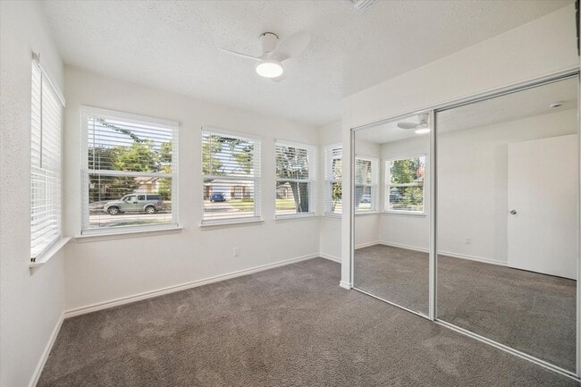 Building Photo - 9327 Crescent Moon Dr