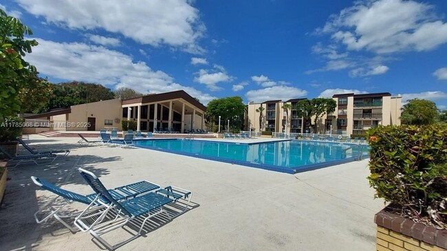 Building Photo - 14211 N Kendall Dr
