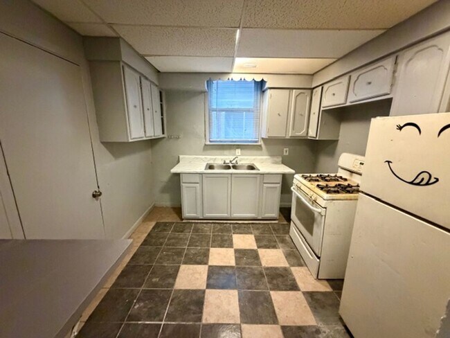 Building Photo - 2549 Highland St