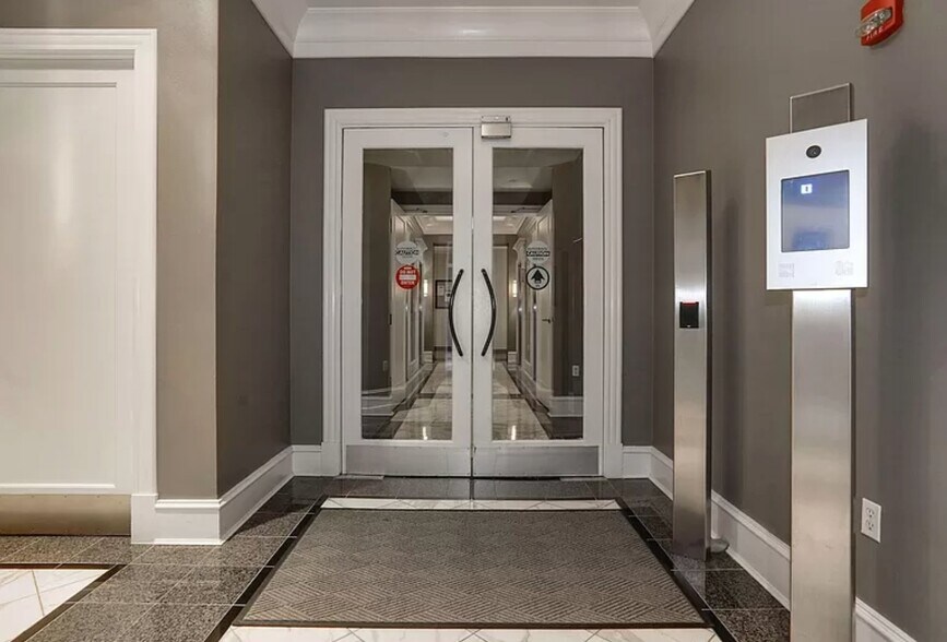 Secure interior entrance - 851 N Glebe Rd
