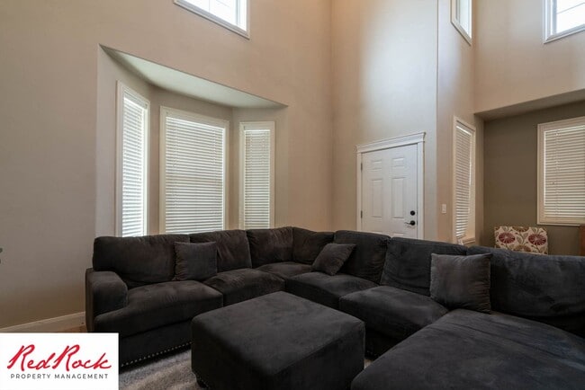 Building Photo - Move In Special! $500 Off First Month's Rent! 3 Bedroom Fully Furnished Home.