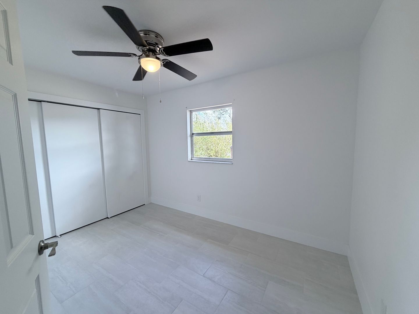 Building Photo - SECTION 8!!! 3/2 pool home with 2 BONUS ROOMS AVAILABLE 09/01/2026
