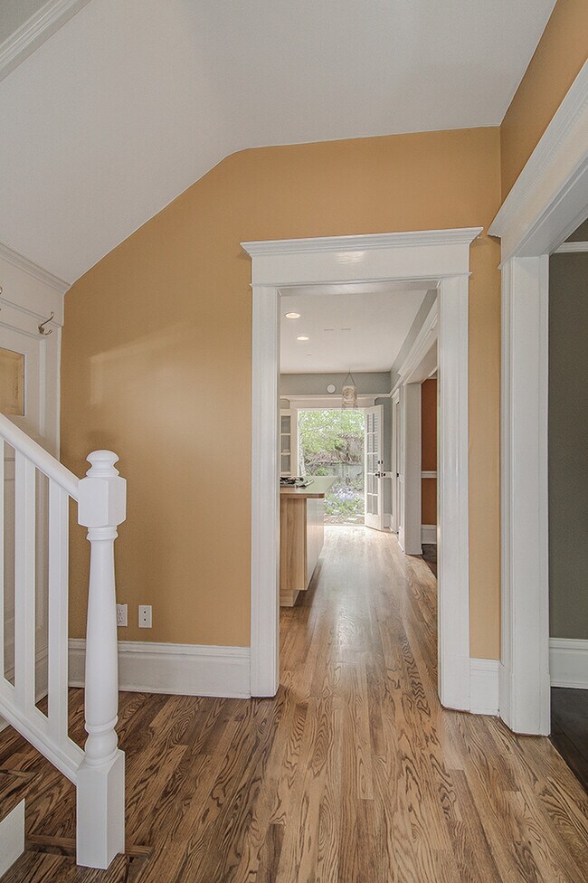 Building Photo - Great Queen Anne house located on the top of the hill 3bd 1.5 bath