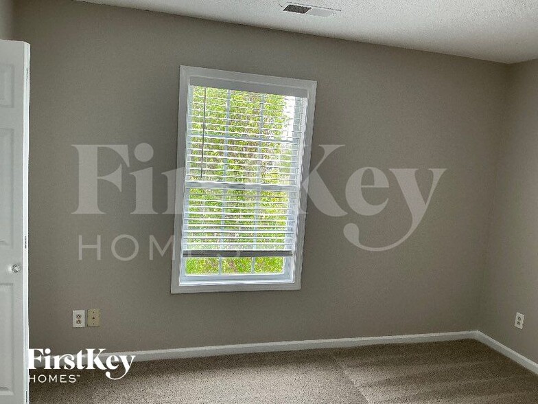 Building Photo - 900 Fisher Ct