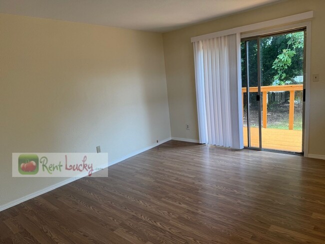 Building Photo - Fully Remodeled & Super Cute 2-Bedroom Cot...