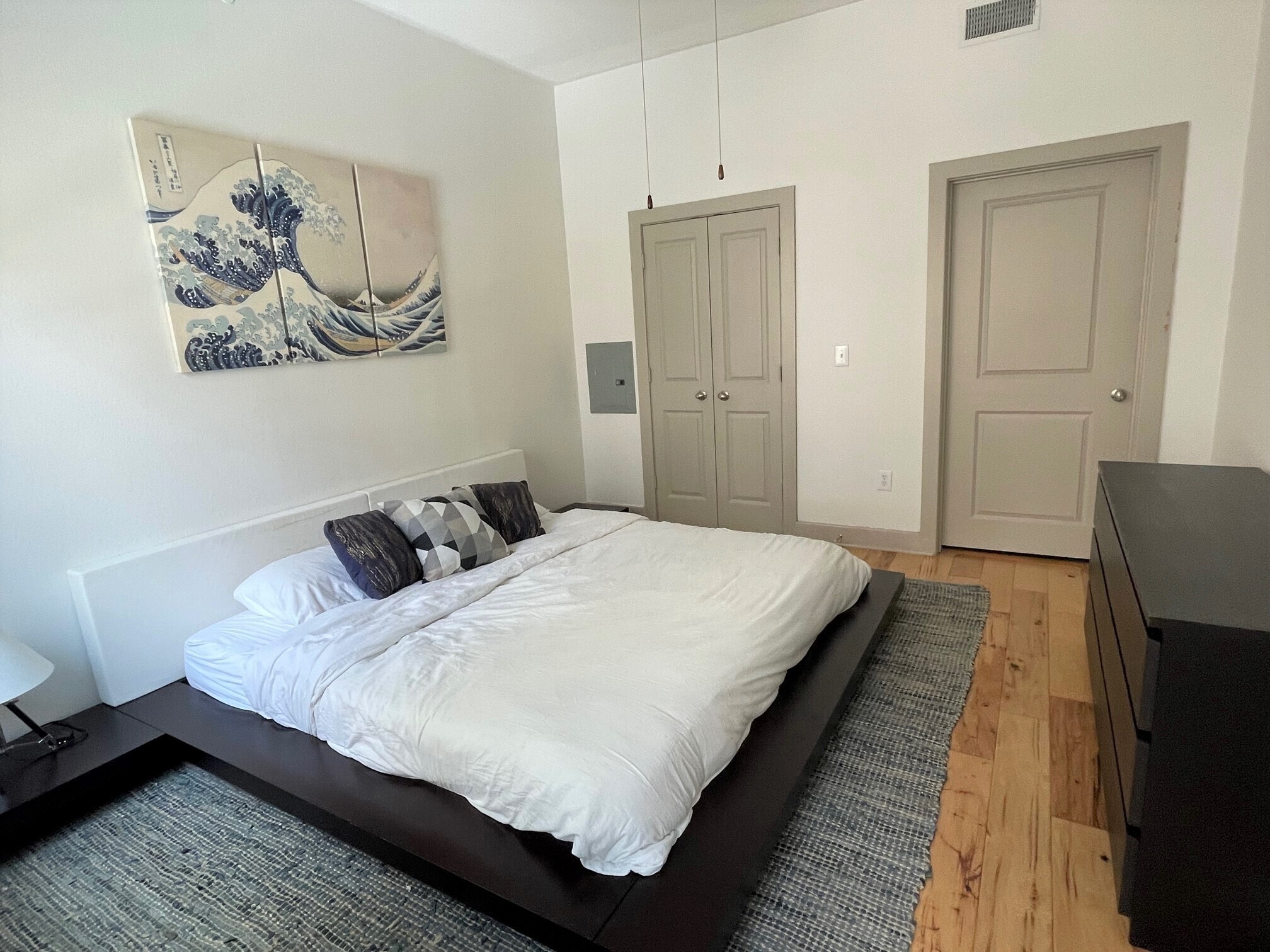 King size bed with large walk-in closet - 1901 Post Oak Blvd