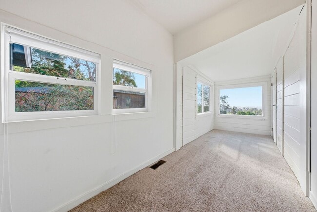 Building Photo - 3 Bed/2.5 Bath Multilevel Home with Amazing Views!