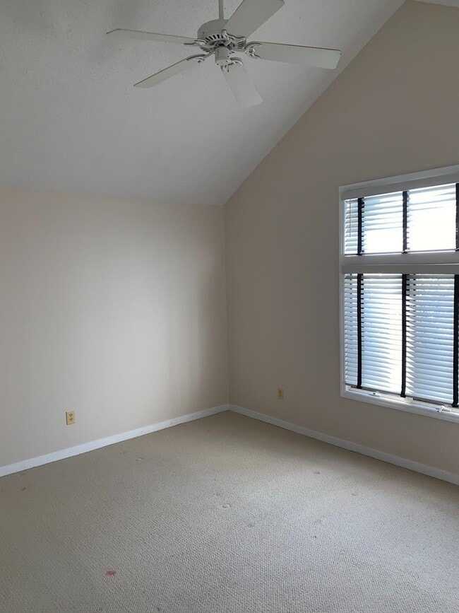 Building Photo - Perfect 2 bed 2.5 bath Lindley Park area T...
