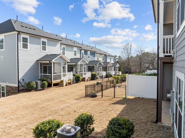 Building Photo - Like new townhome in Wykoff!