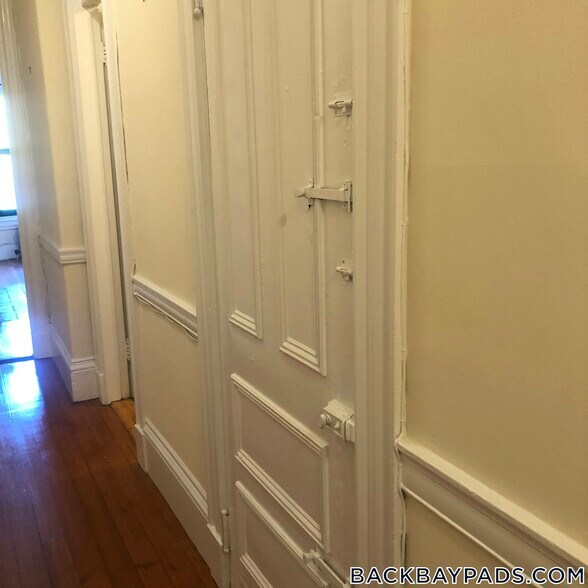 Building Photo - 504 Beacon St