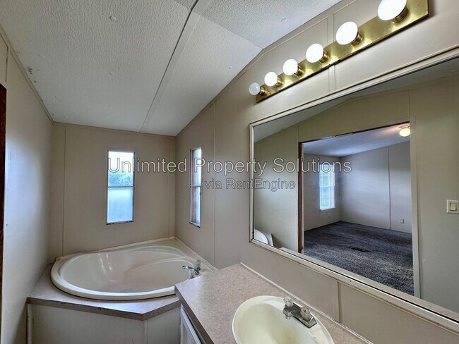 Building Photo - 9499 Wendi Dr NE