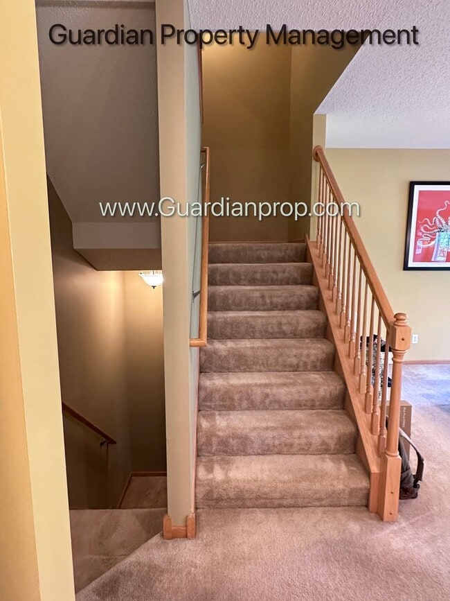 Building Photo - Lakeville 2 Bedroom Town Home, Dishwasher, Fireplace, 2 Car Garage, Garage Bonus Room
