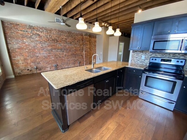 Building Photo - 412 South Ave