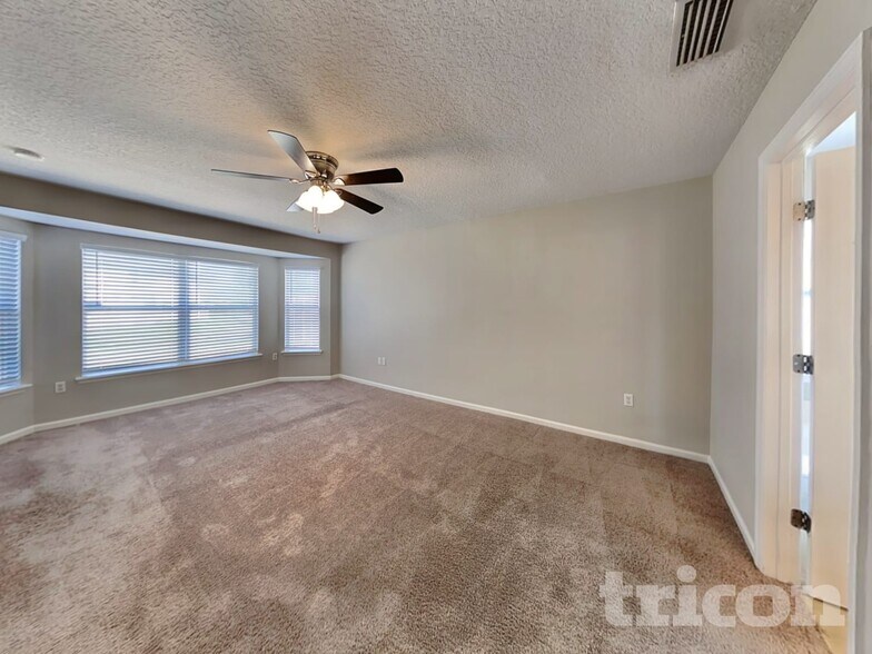 Building Photo - 11238 Justin Oaks Dr N