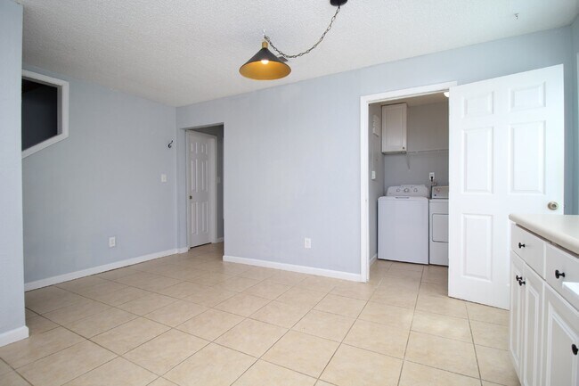 Building Photo - Spacious 3-Bedroom, 1.5-Bath Townhome in Gulf Breeze Near Top-Rated Schools, Beaches, and Gulf Br...