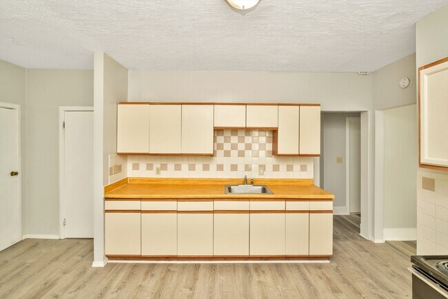 Building Photo - 180 Westville St