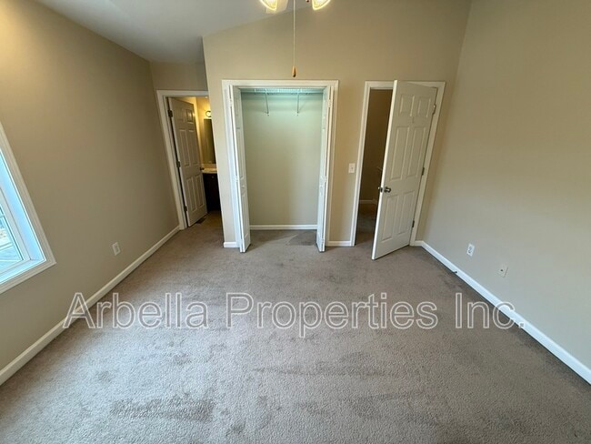 Building Photo - 2121 S Greenwood Dr