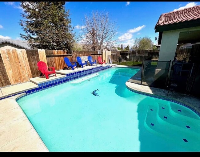 Building Photo - Super Great Deal on this fully furnished 4 BD 2 BA house with a Pool and Solar