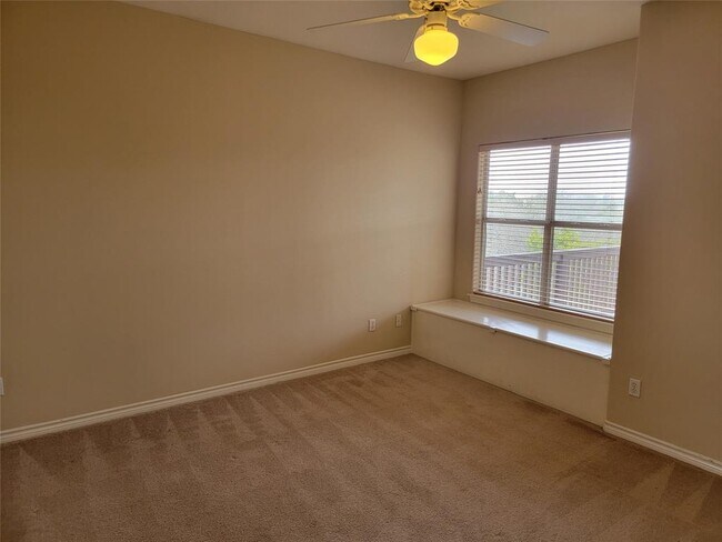 Building Photo - 404 Golf Crest Ln