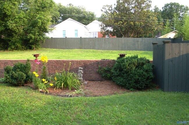 Building Photo - 1406 E Olive Dr SE