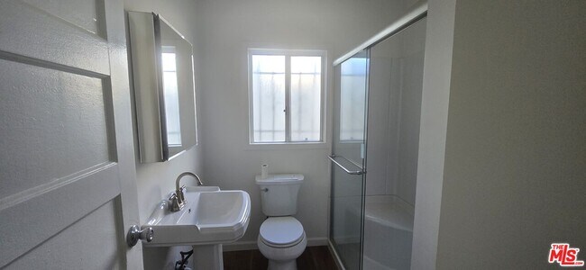 Building Photo - 1155 W 39th St