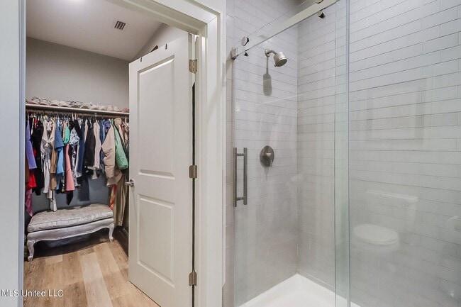Building Photo - 2 Bed 2 Bath Condo - Open Concept at the I...