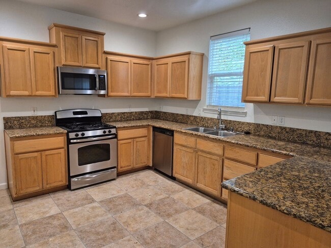 Building Photo - Beautiful 3 bedroom 2.5 bath in Folsom