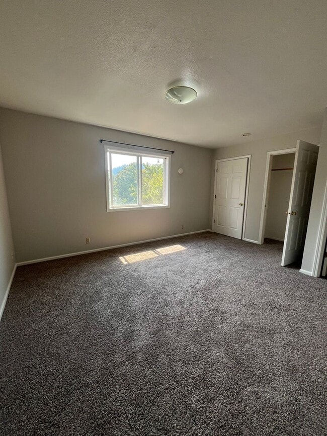 Building Photo - 2-Bedroom 1 1/2-Bathroom Duplex in Thurston
