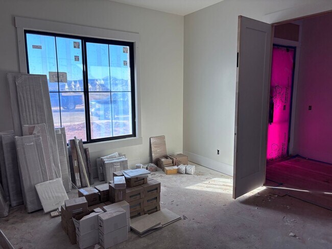 Building Photo - 5 bed 4.5 bath home with pool in Crimson Cliff Boundary