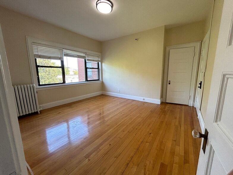 Building Photo - 1470 Beacon St