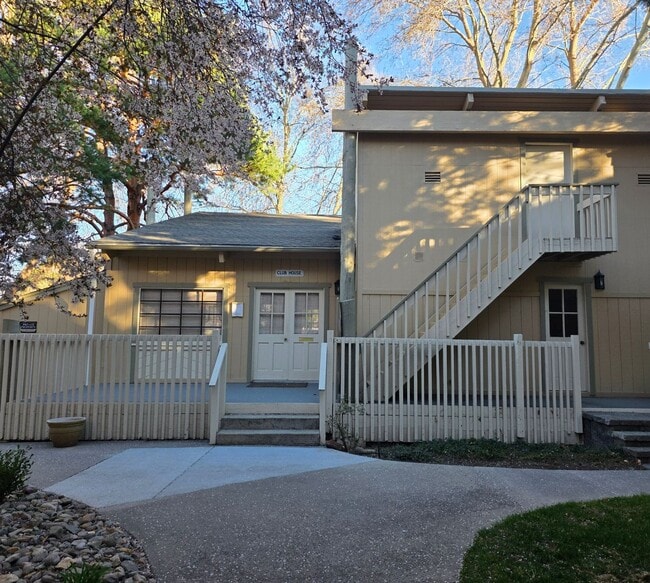 Building Photo - Amazing condo next to the Truckee River!
