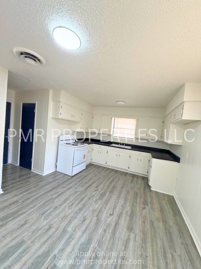 Building Photo - 3 Bedrooms/1 Bathroom House