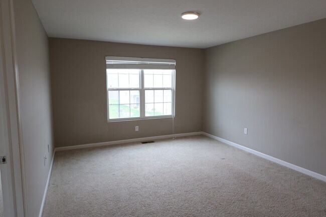 Building Photo - 1899 Lakecrest Dr