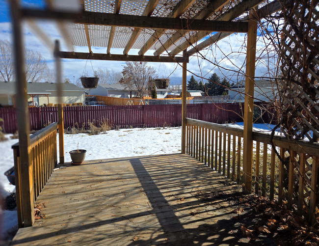 Building Photo - Large, Pet Friendly 5 Bedroom, 3 Bathroom Home for Rent in Ammon!  Fenced Backyard & 2-Car Garage...