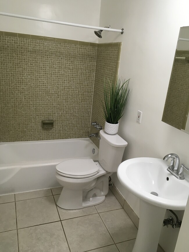 Main bath - 20621 SW 114th Ave