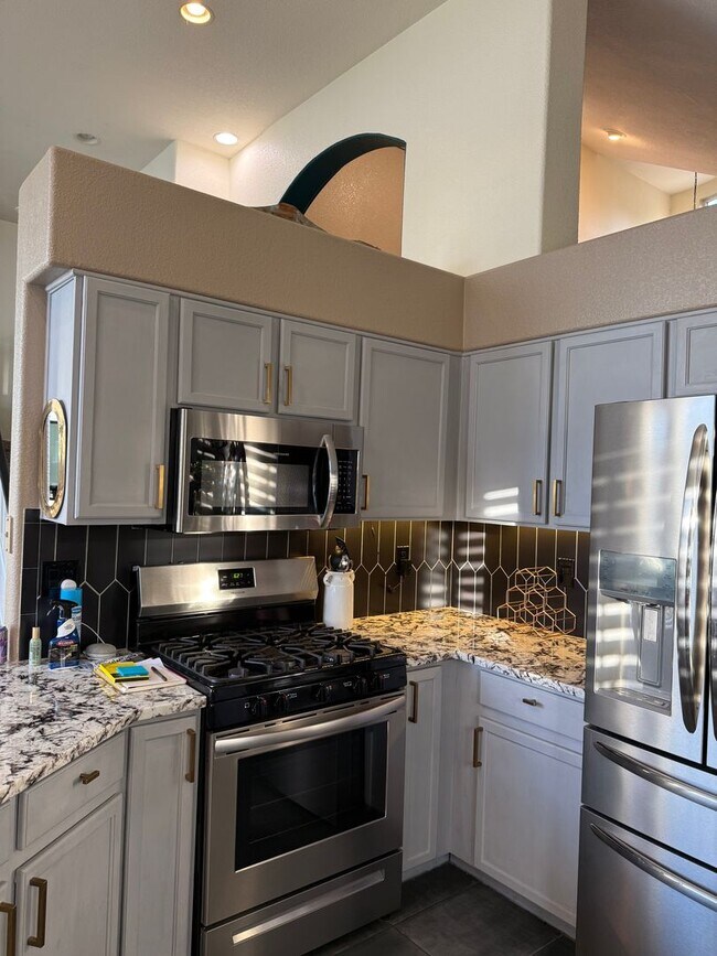 Building Photo - Single Family Beautiful Furnished 3 Bedroom/2.5 Bathroom with Flexible Lease terms.